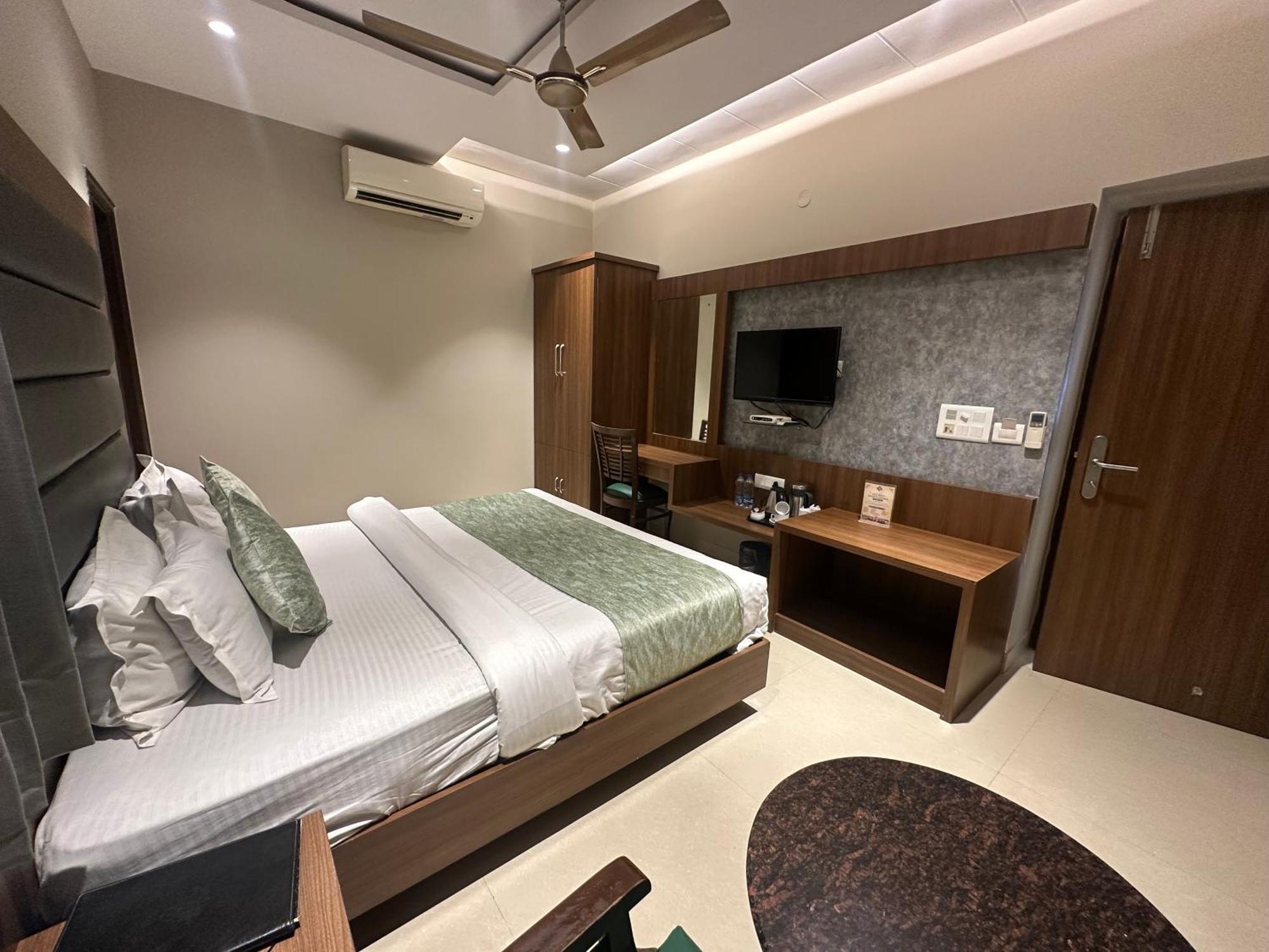 Hotel Amritsar International 2 Min Walk From Amritsar Bus Stand Εξωτερικό φωτογραφία