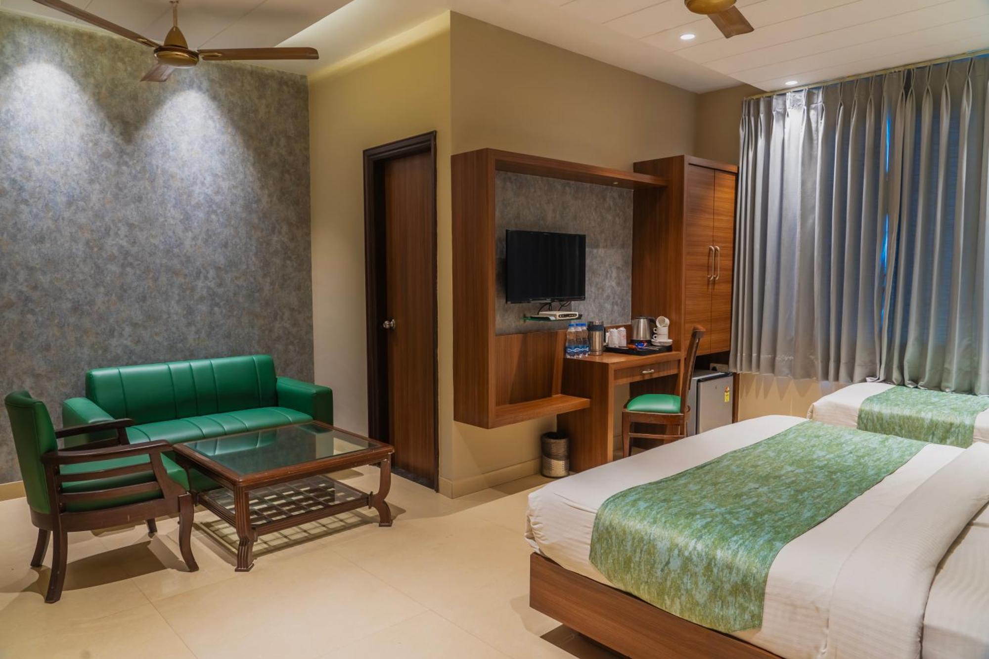 Hotel Amritsar International 2 Min Walk From Amritsar Bus Stand Εξωτερικό φωτογραφία